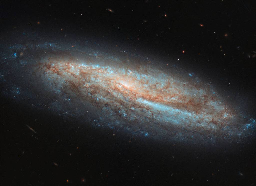 bright spiral of stars (galaxy NGC 7541)
