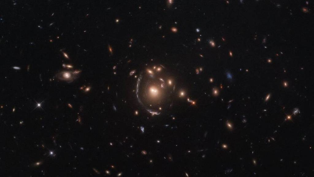 This NASA/ESA Hubble Space Telescope image features the galaxy LRG-3-817, also known as SDSS J090122.37+181432.3. 