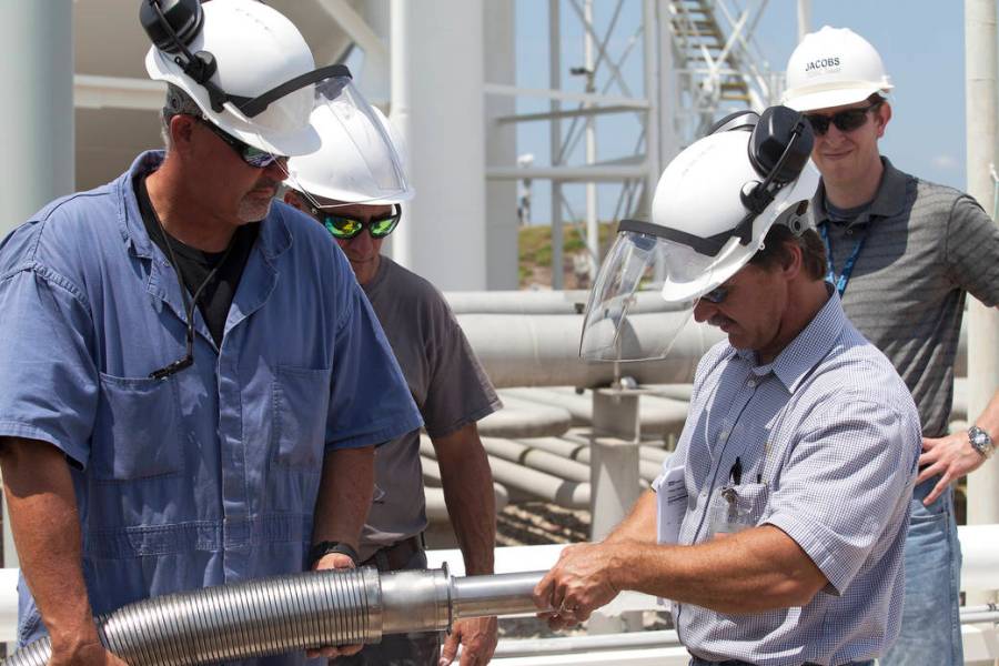 Liquid Hydrogen Tanker Flex Hose Fit Check at Launch Pad 39B