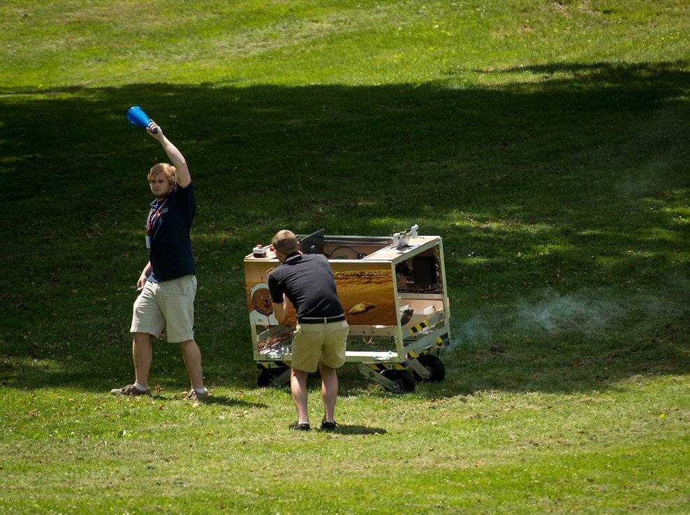 A pause flag is raised during the 2013 Sample Return Robot Challenge.