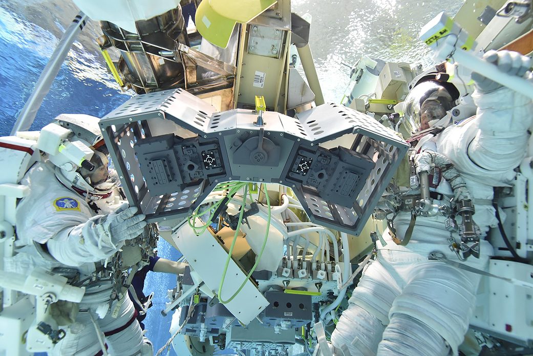 RiTS spacewalk install procedures being tested in the Neutral Buoyancy Lab