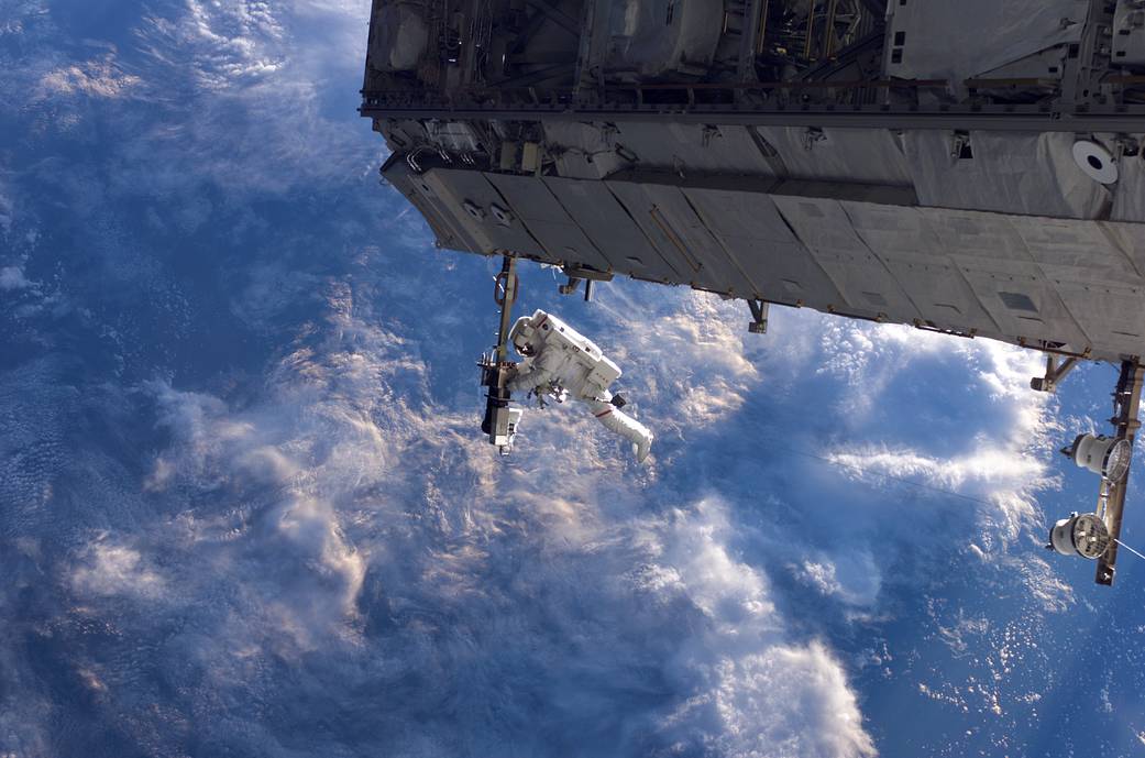 Robert Curmbeam on STS-116's first spacewalk