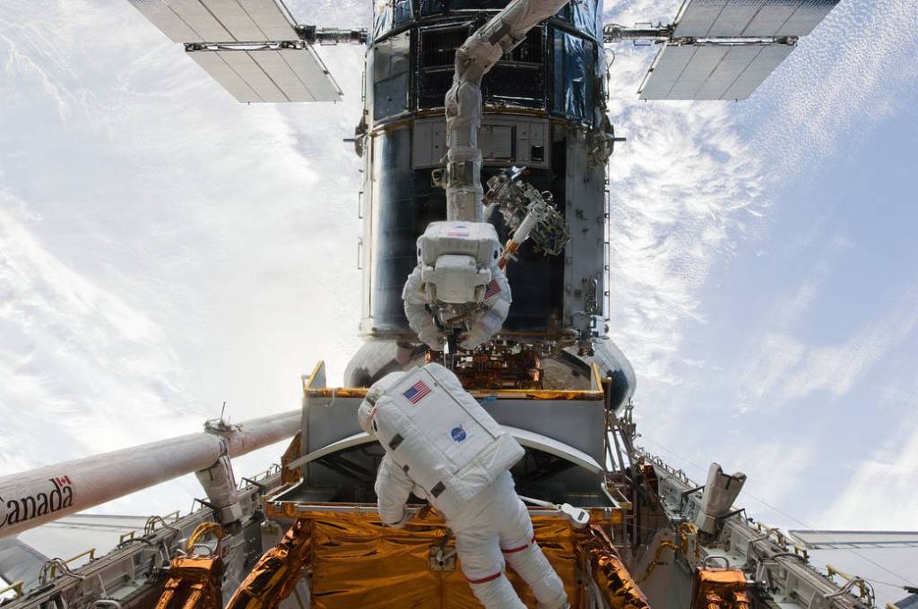 This Week in NASA History: STS-125 Lands – May 24, 2009