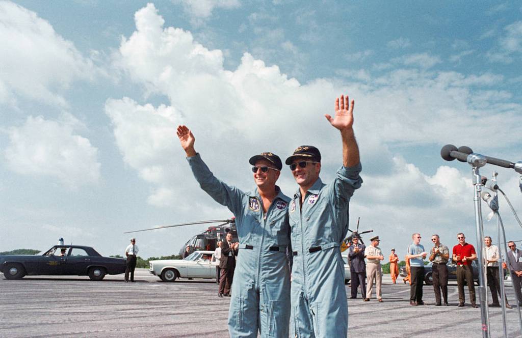 Gemini XI Crew Waves to the Crowd