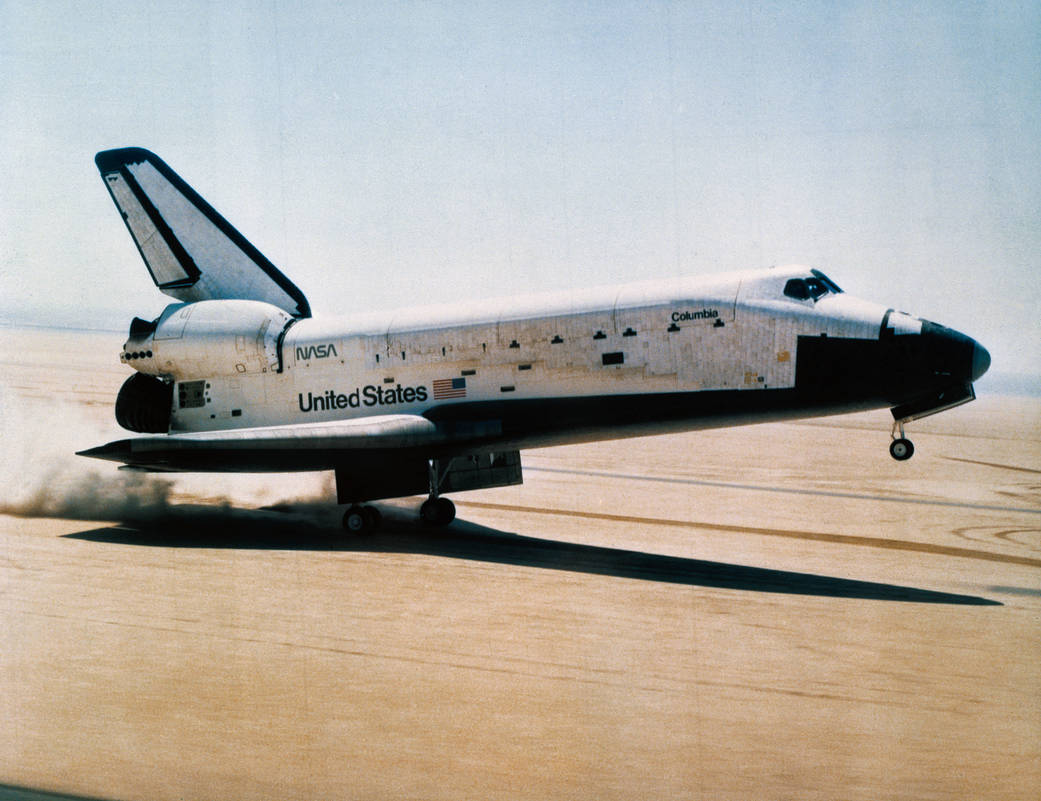 Shuttle Columbia landing on dry lake bed