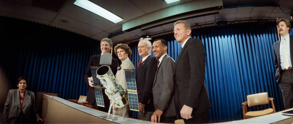STS-31 Crew at Prelaunch News Briefing