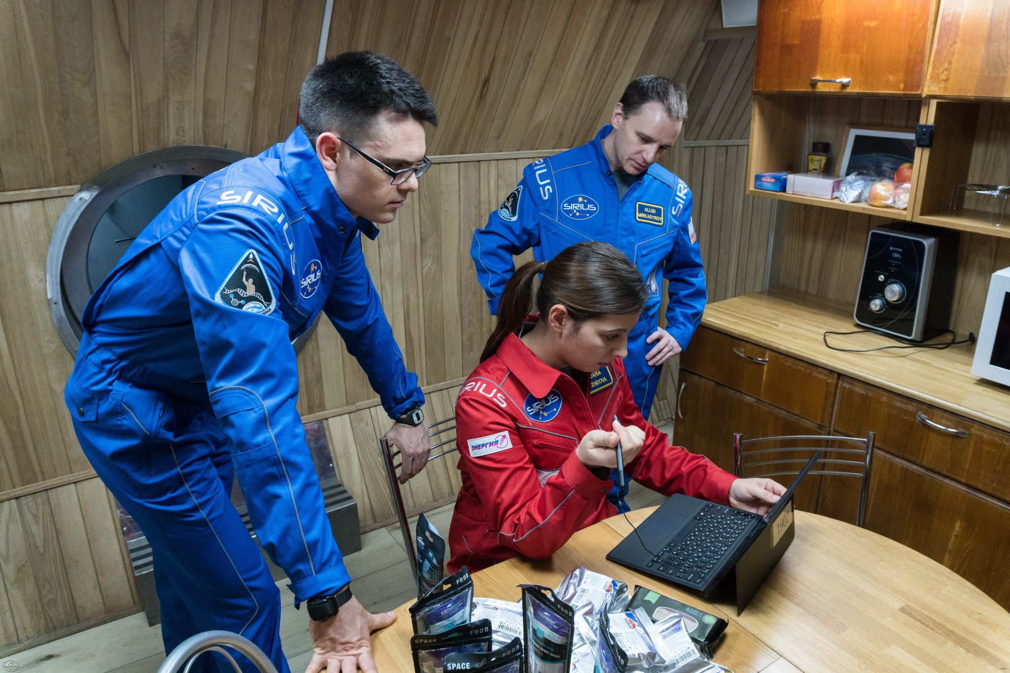 Group of people working on a simulation study on a laptop