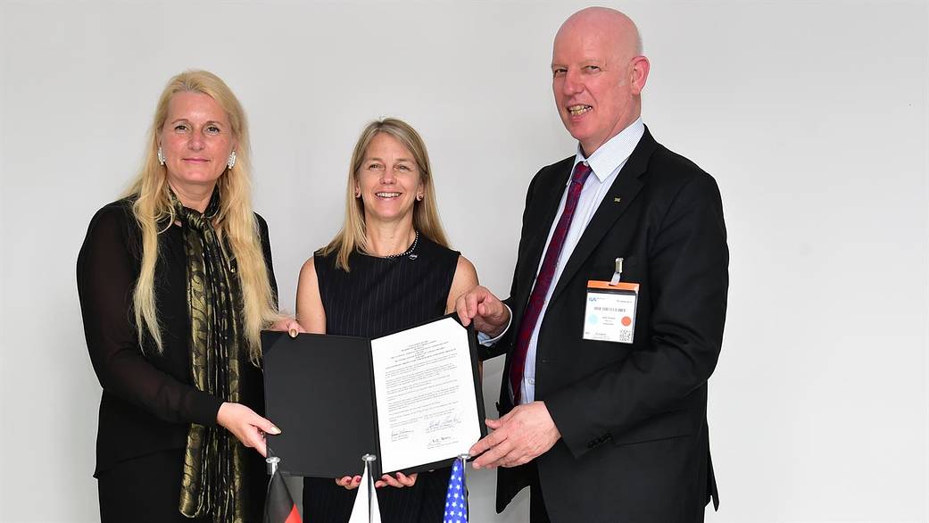 DLR Board Members and NASA Deputy Administrator Dava Newman (center) sign an agreement confirming the continuation of the SOFIA.