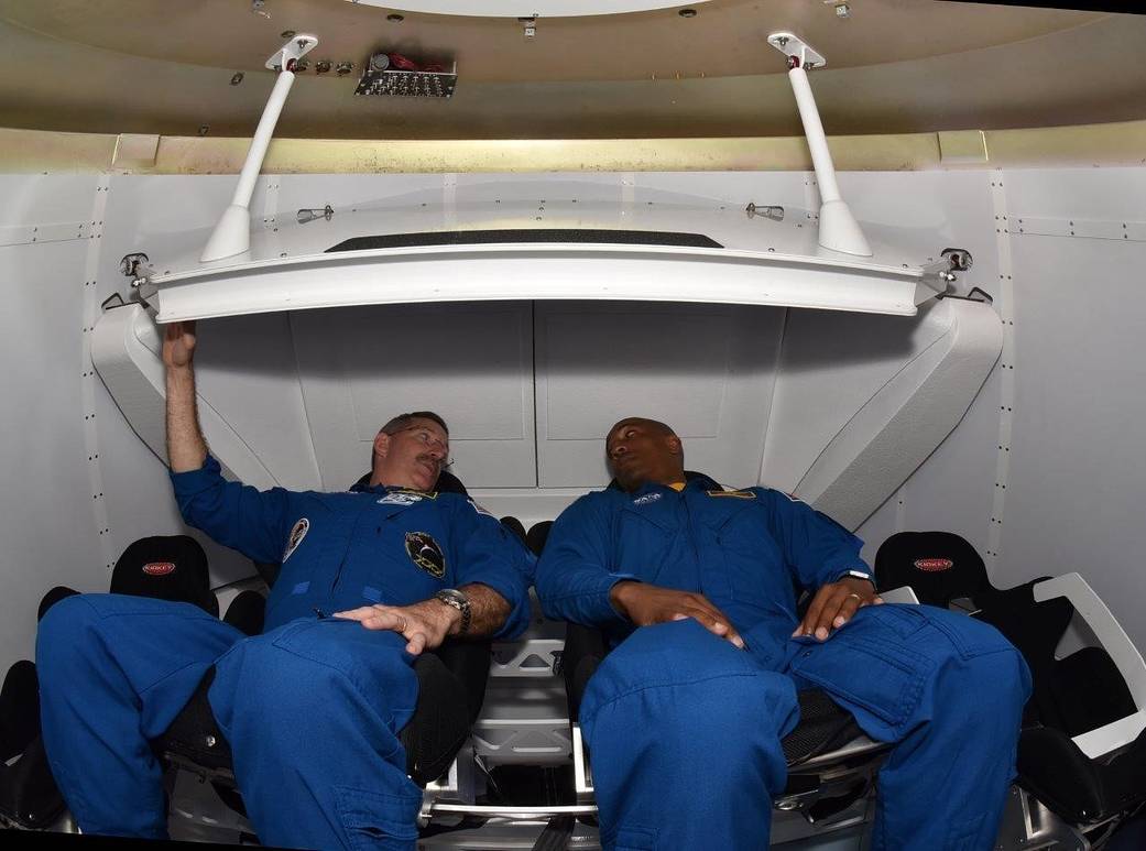 Astronauts evaluate SpaceX recovery trainer