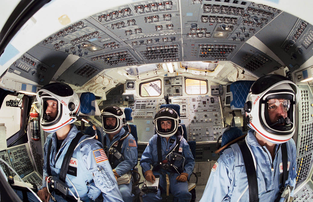 sts_51l_cct_flight_deck_dec_17_1985