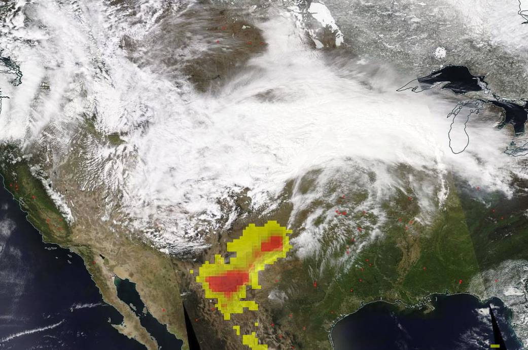Massive storm in central U.S. also causes dust to be kicked up in Texas and New Mexico
