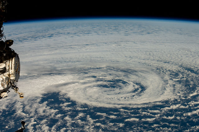 Una tormenta se avecina en el Pacífico Sur mientras la Estación Espacial Internacional orbita 370 kilómetros por encima.