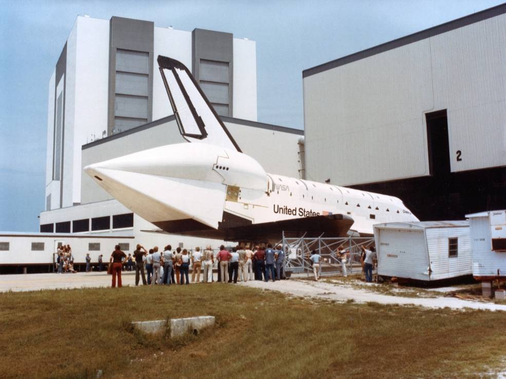sts_6_challenger_rolling_into_opf_2_jul_5_1982