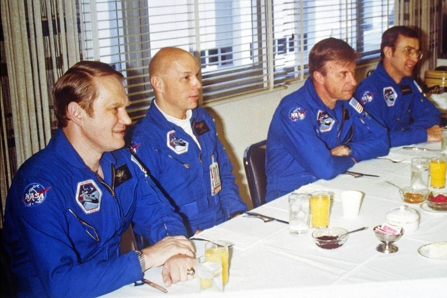 sts_6_prelaunch_breakfast