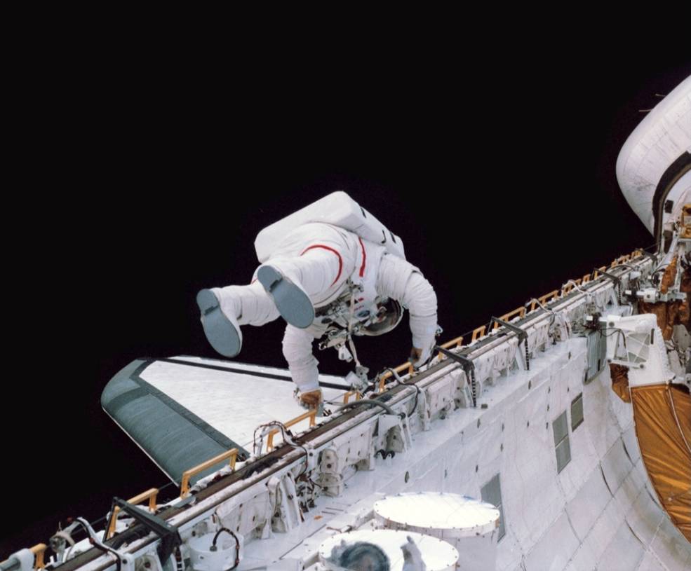 sts_6_eva_musgrave_translating_down_the_starboard_slidewire