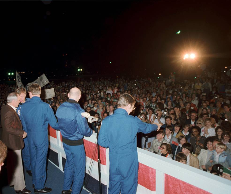 sts_6_welcome_home_ellington