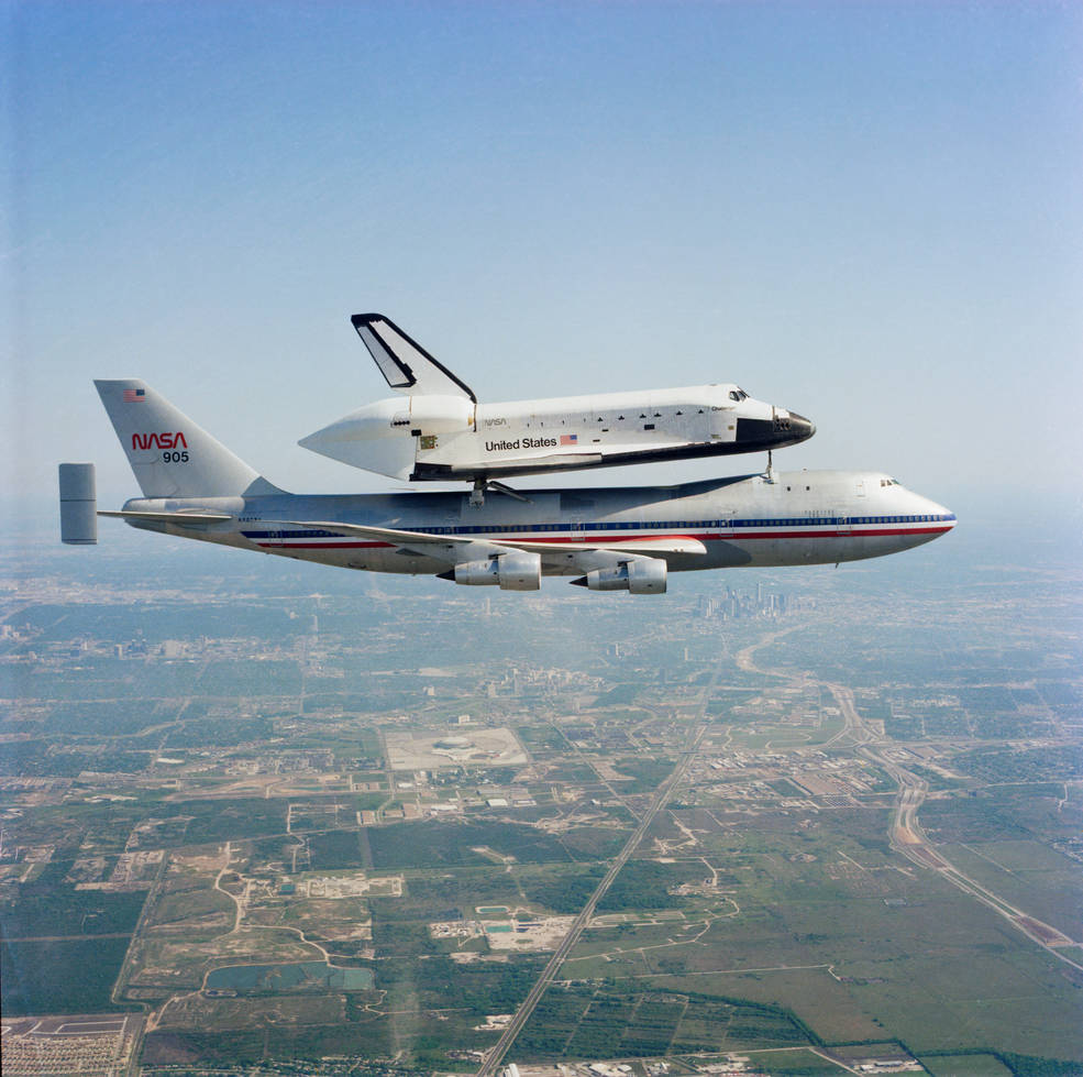 sts_6_over_houston_return_to_ksc_apr_16_1983