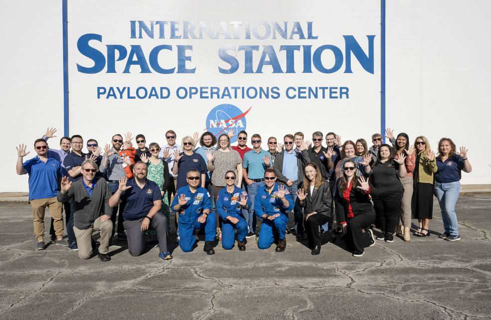 Marshall’s commercial crew support team posed with NASA’s SpaceX Crew-5 mission astronauts, holding up hands of five outside the Payload Operations Center in honor of the mission. 