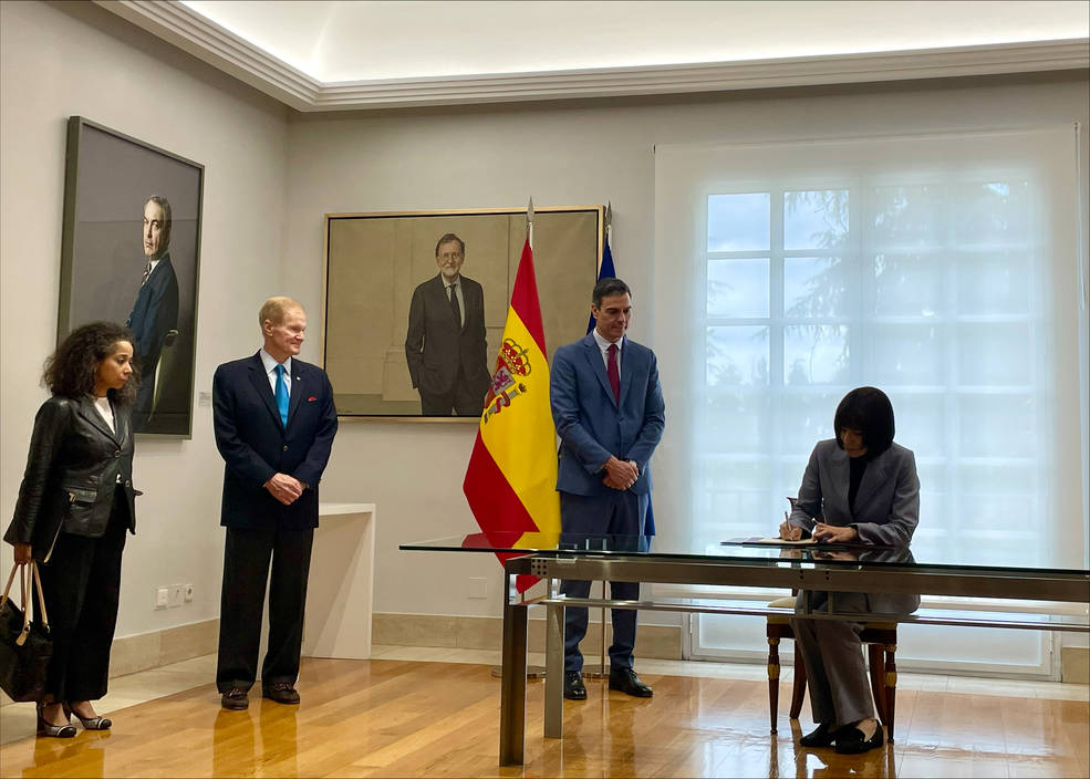 (Desde la izquierda): Julissa Reynoso, embajadora de EE. UU. en España y Andorra, el administrador de la NASA, Bill Nelson, y Pedro Sánchez, presidente de España, son testigos de cómo Diana Morant, ministra de ciencia e innovación de España, firma los Acuerdos de Artemis.