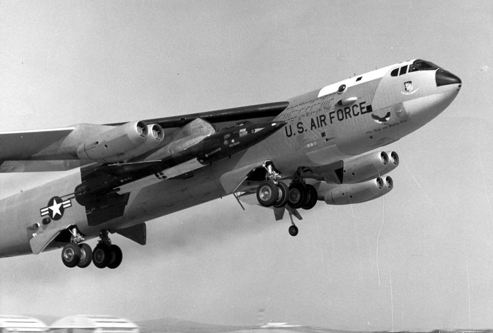 boeing_nb-52a_carrying_x-15