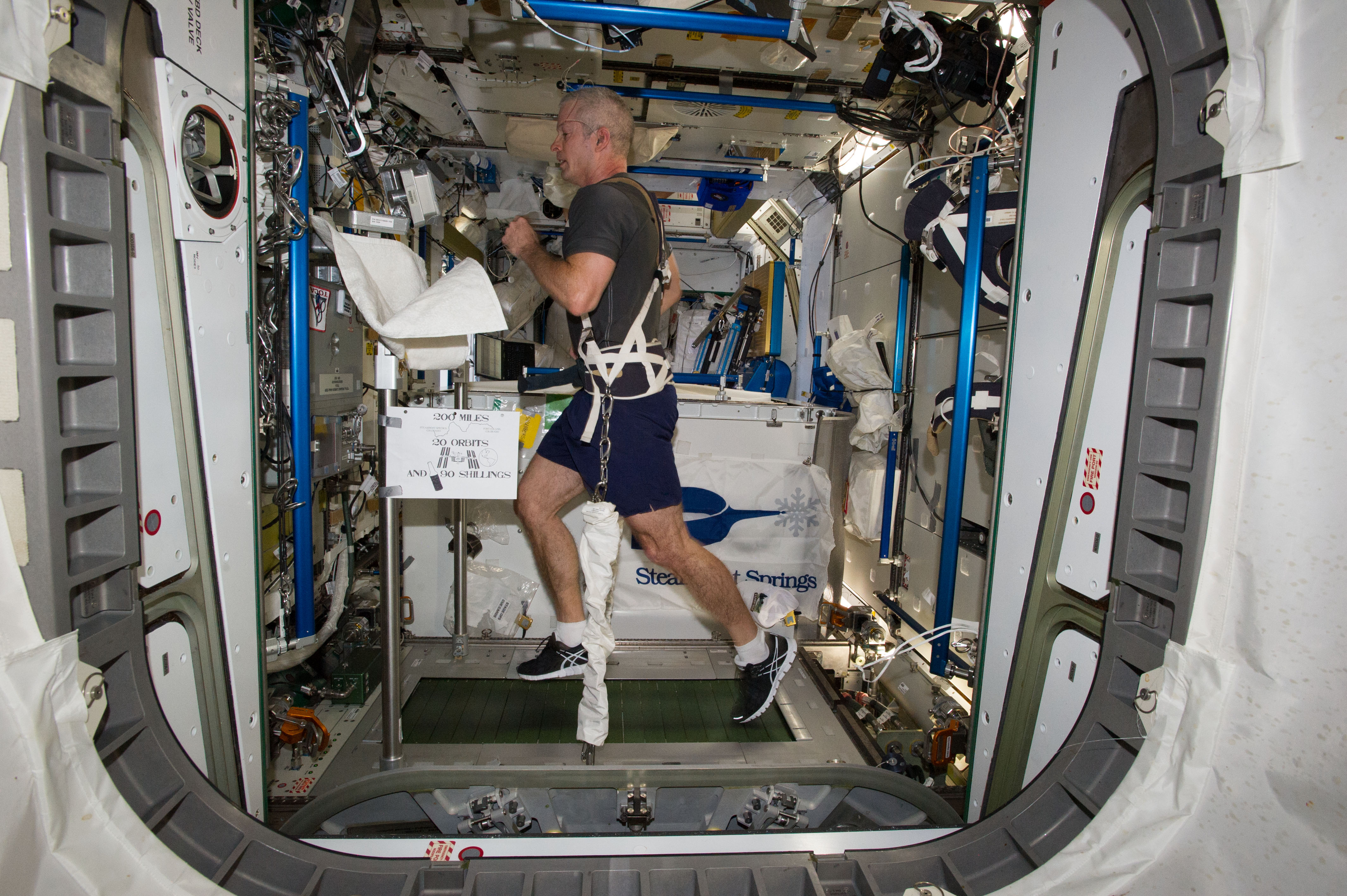 Развлечения космонавтов. Международная Космическая станция МКС космонавты. Беговая дорожка на МКС. Космонавты НАСА внутри МКС. Тренажеры в космосе.