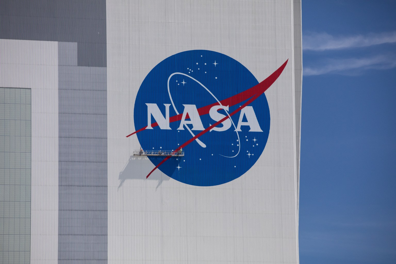 Painting of the NASA logo on the 525-foot-tall Vehicle Assembly Building.