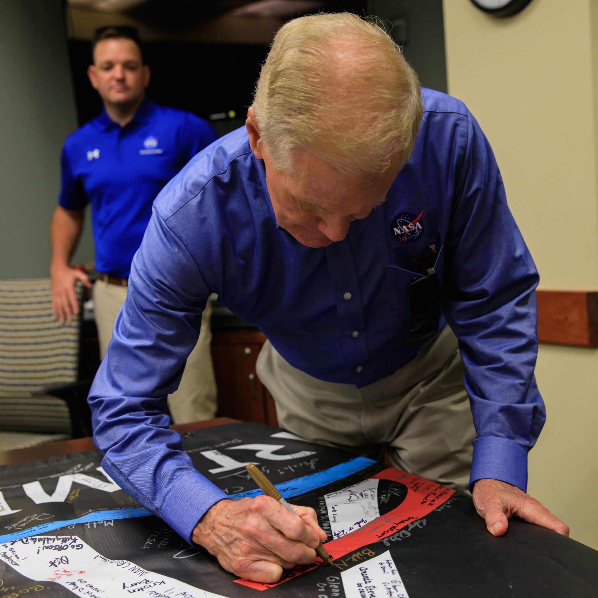 NASA Administrator Bill Nelson adds his signature to an Artemis banner inside the Neil Armstrong Operations and Checkout (O&C) Building during a visit to the agency’s Kennedy Space Center in Florida on July 27, 2021. While at the O&C, Nelson had the opportunity to view some of the flight hardware for Artemis II – the first test flight of the Space Launch System rocket and Orion spacecraft with crew on board.