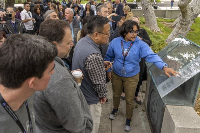 JPLers gather to view the updated plaque honoring JPL co-founder, Qian Xuesen.