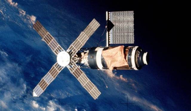 Skylab in orbit above Earth as seen by the Skylab 2 crew
