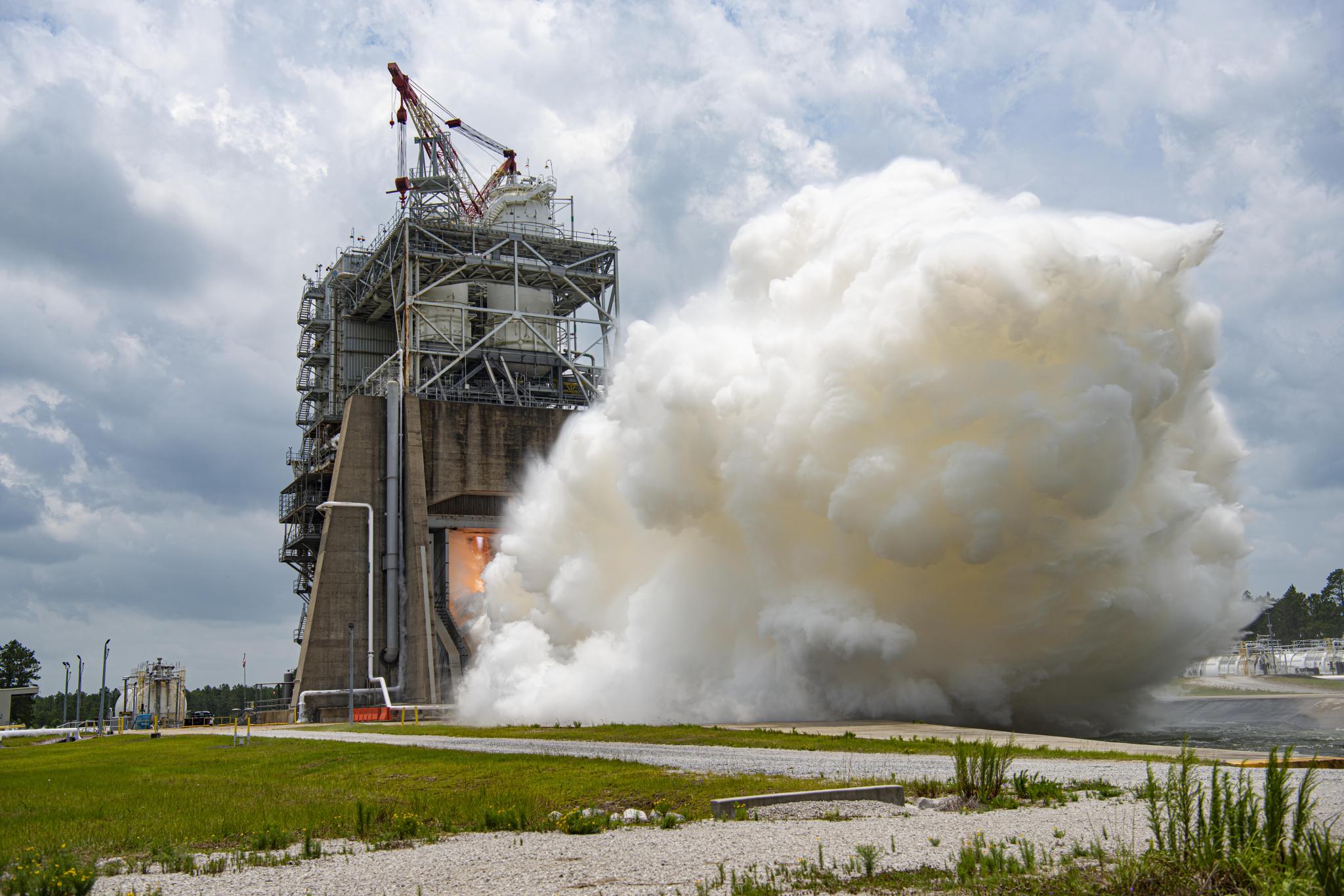 vapors erupting during a hot fire of a RS-25 engine