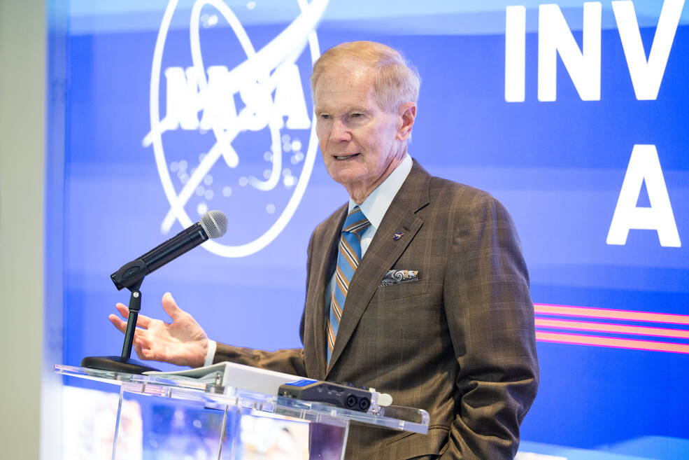El administrador de la NASA, Bill Nelson, hace comentarios durante un evento.