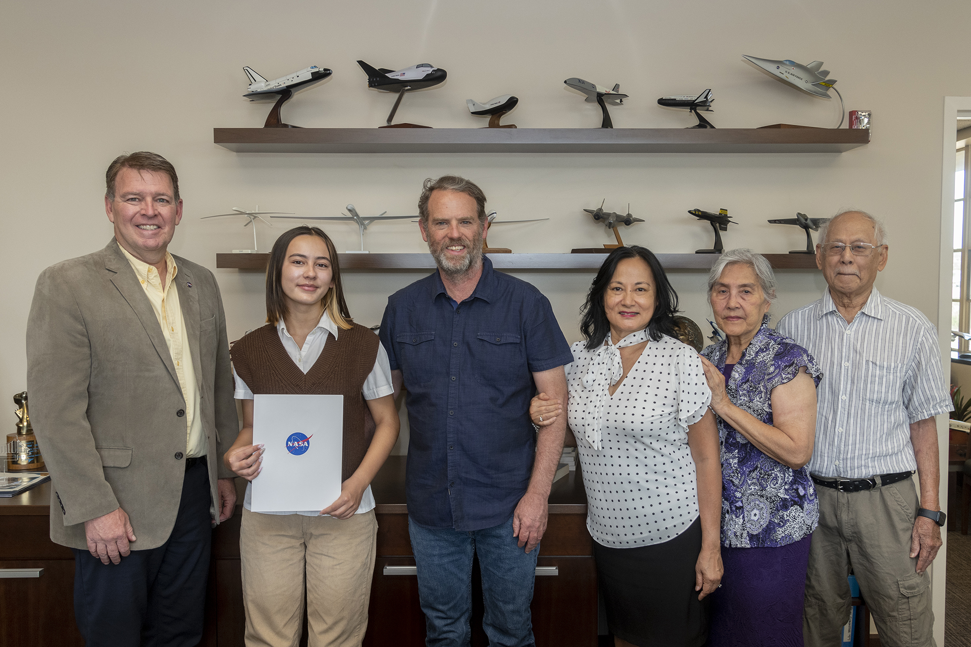 The Employee Exchange Council at NASA’s Armstrong Flight Research Center, Edwards, California, recently awarded its 2023 scholarship to Samantha Redifer. NASA Armstrong Center Director Brad Flick presented Redifer with the 2023 Harold W. Walker Memorial Scholarship Award on July 26. From left are Flick, Redifer, Matt and Saynne Redifer, and Irene and Tim Htut.
