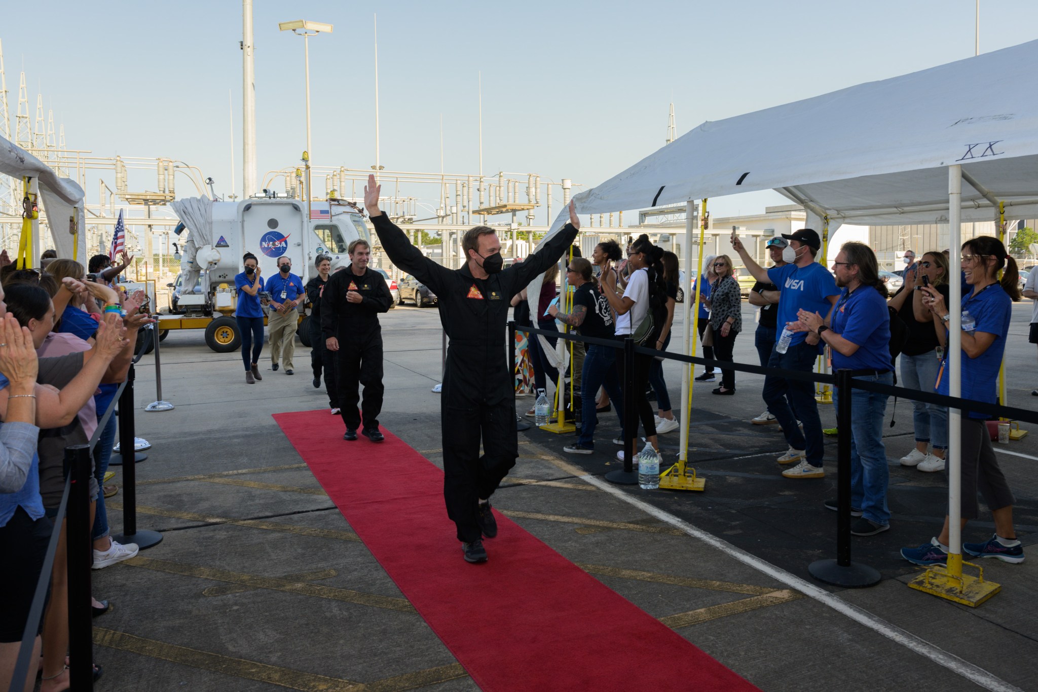 Nathan Jones, CHAPEA mission 1 medical officer, waves to members of the project team and leadership from NASA’s Johnson Space Center upon arriving at the facility.