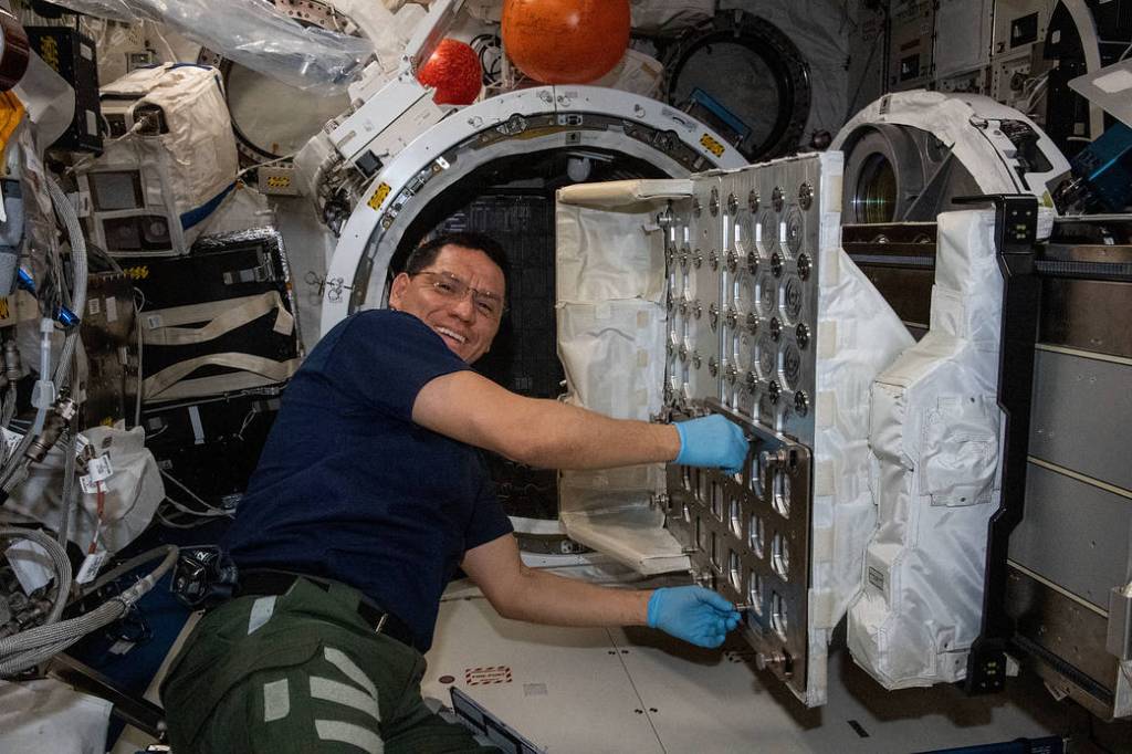 Astronaut Frank Rubio installs the NanoRacks CubeSat Deployer
