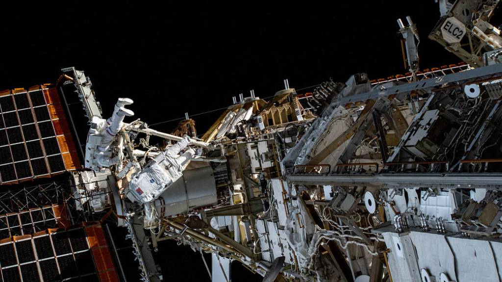 Spacewalkers Stephen Bowen and Sultan Alneyadi
