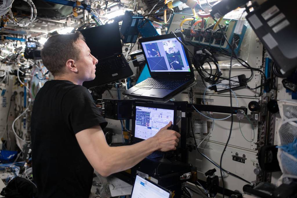 Astronaut Woody Hoburg participates in robotics training