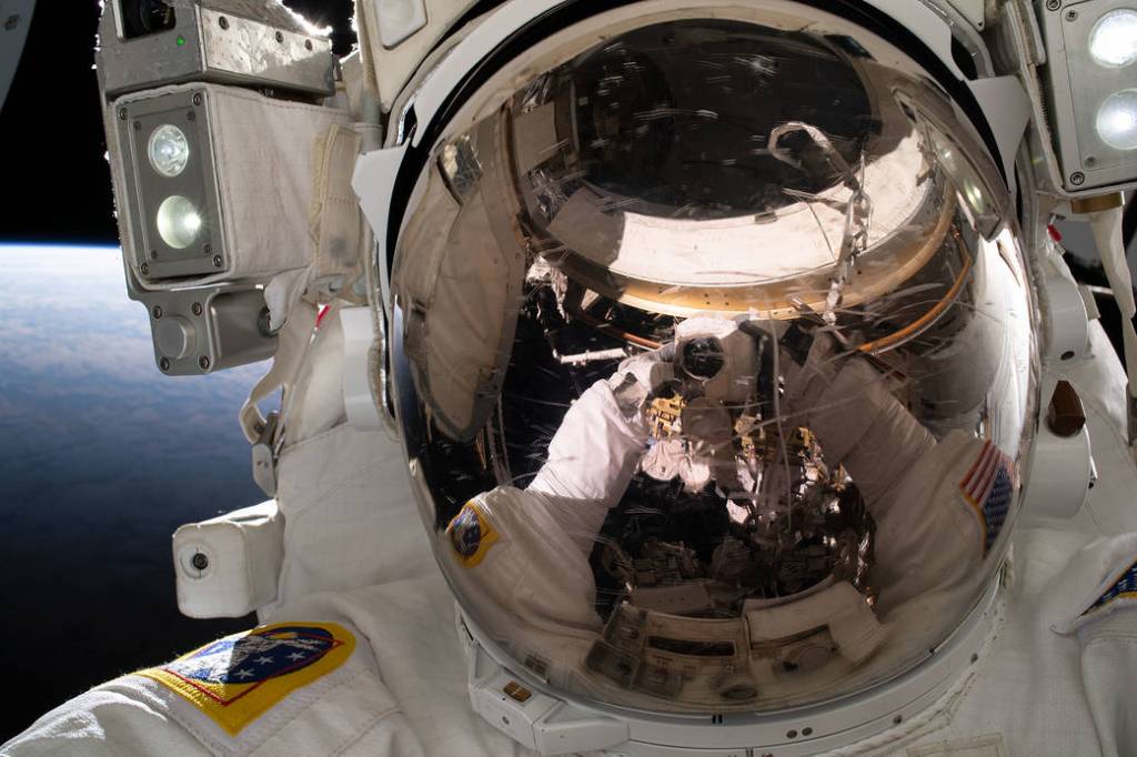 Astronaut Woody Hoburg takes an out-of-this-world “space-selfie”
