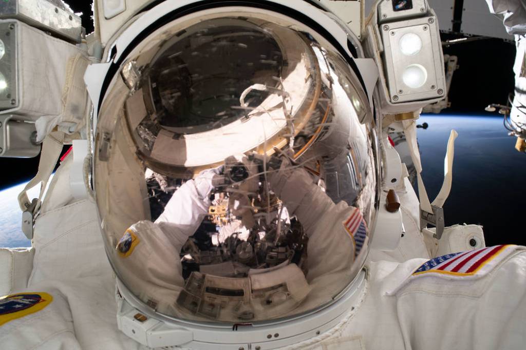 Astronaut Woody Hoburg takes an out-of-this-world “space-selfie”