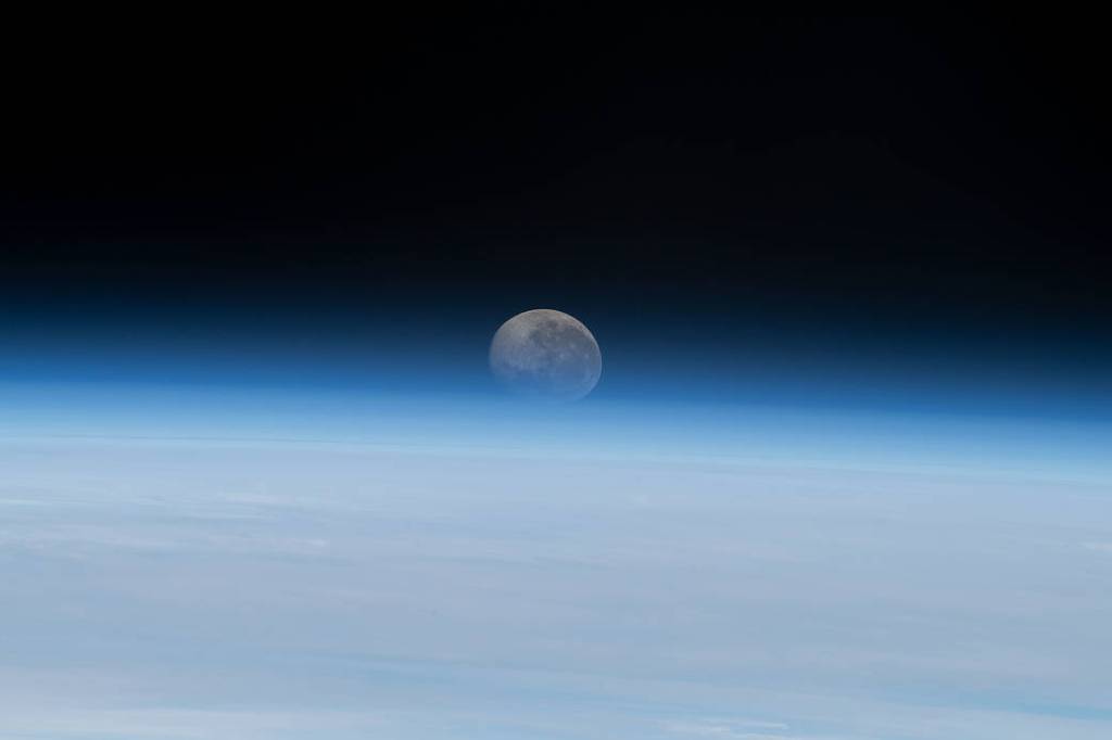 The Moon begins setting below Earth’s horizon