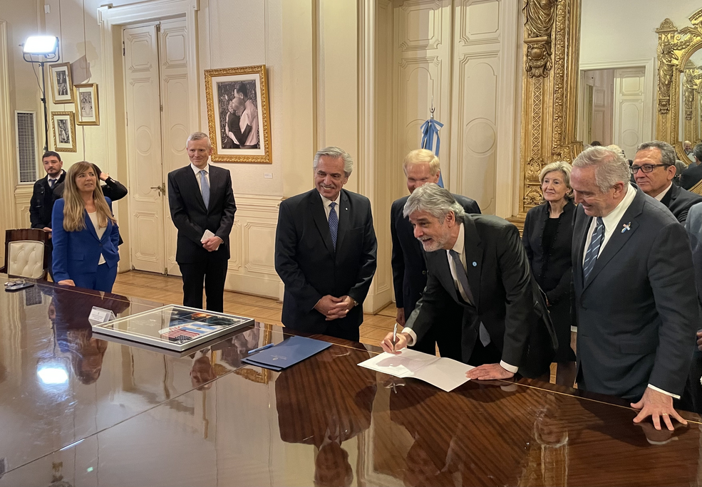 Minister Filmus signs as NASA Administrator Bill Nelson, President Fernandez and Ambassador Mark Stanley look on.
