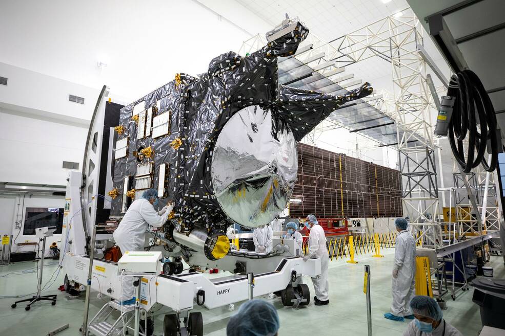 El primero de los dos paneles solares para la nave espacial Psyche de la NASA se extendiÃ³ dentro de la InstalaciÃ³n de Operaciones Espaciales de Astrotech cerca del Centro Espacial Kennedy de la agencia en Florida el 20 de julio de 2023.