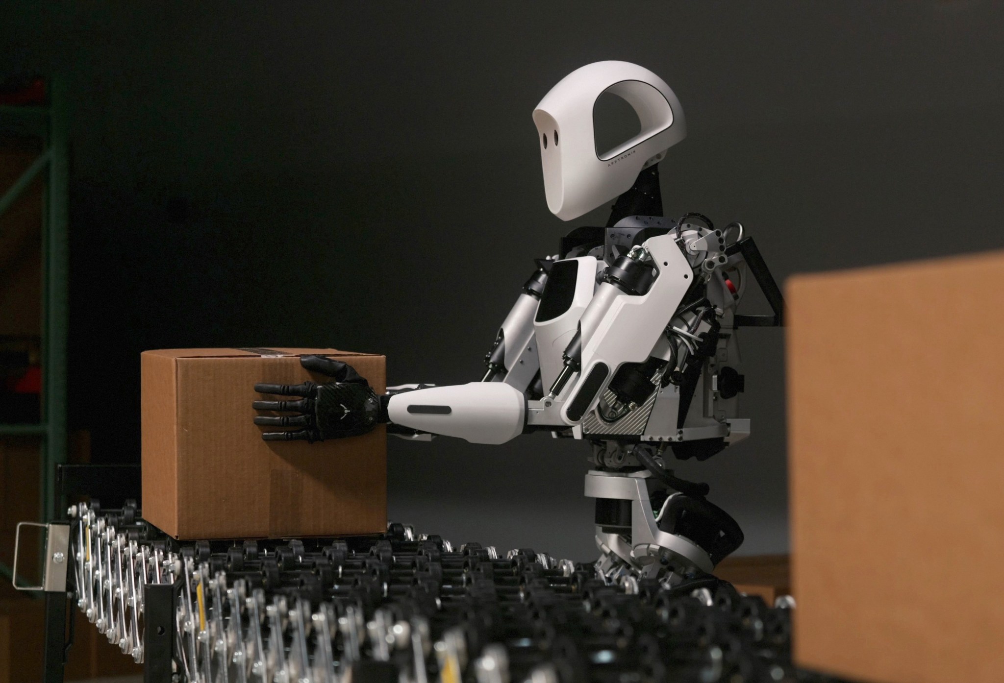 Apptroniks Apollo robot prototype demonstrating its dexterity in a logistics use case.