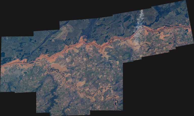 La imagen muestra inundaciones a lo largo de la confluencia de los dos ríos, situados en la parte occidental del estado brasileño. (Argentina se puede ver al norte del río Uruguay).