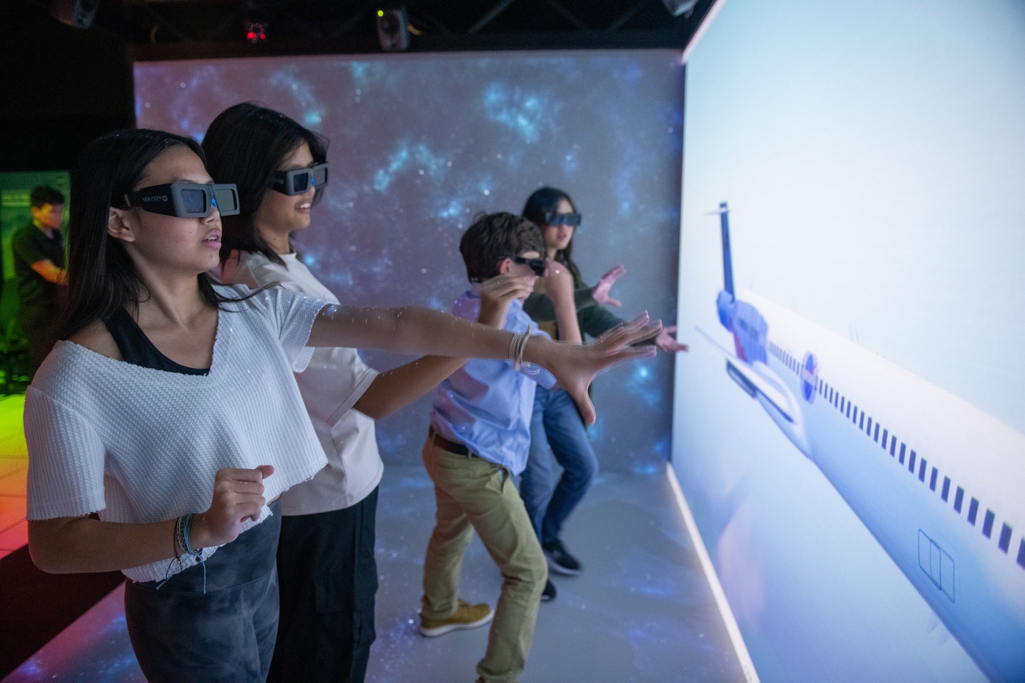 Francesca Esma (left), Rainelle Yasa, Luca Pollack, and Audrielle Paige Esma interact with a NASA plane in virtual reality at NASA Glenn’s Graphics and Visualization (GVIS) Lab.