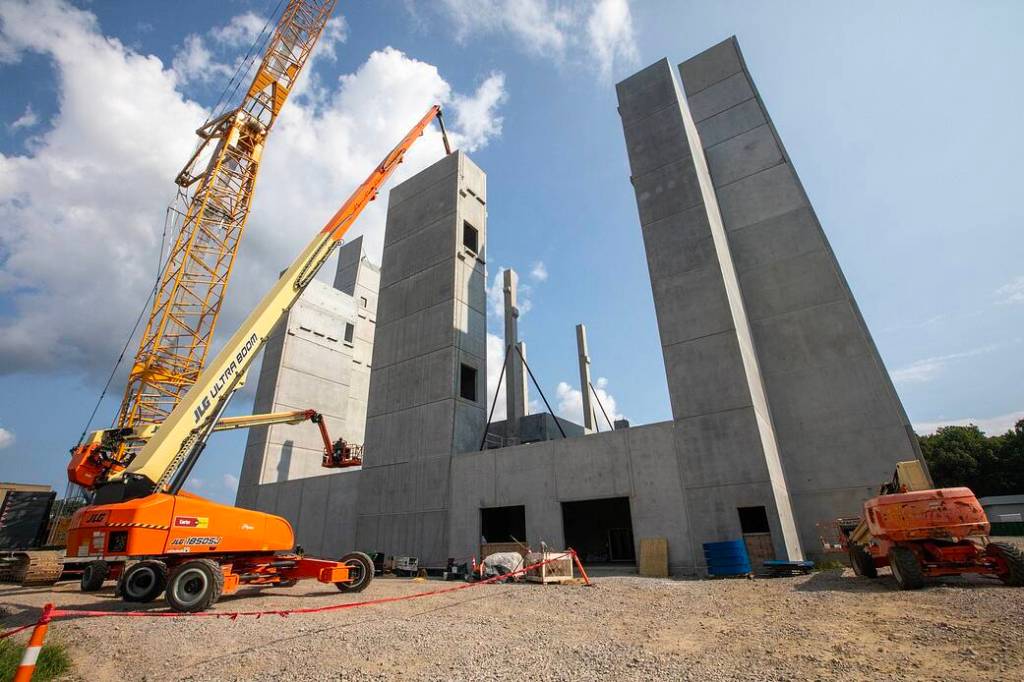 Flight Dynamics Research Facility Construction Images