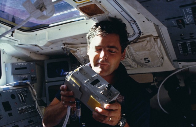 Payload specialist Garneau displays Sunphotometer