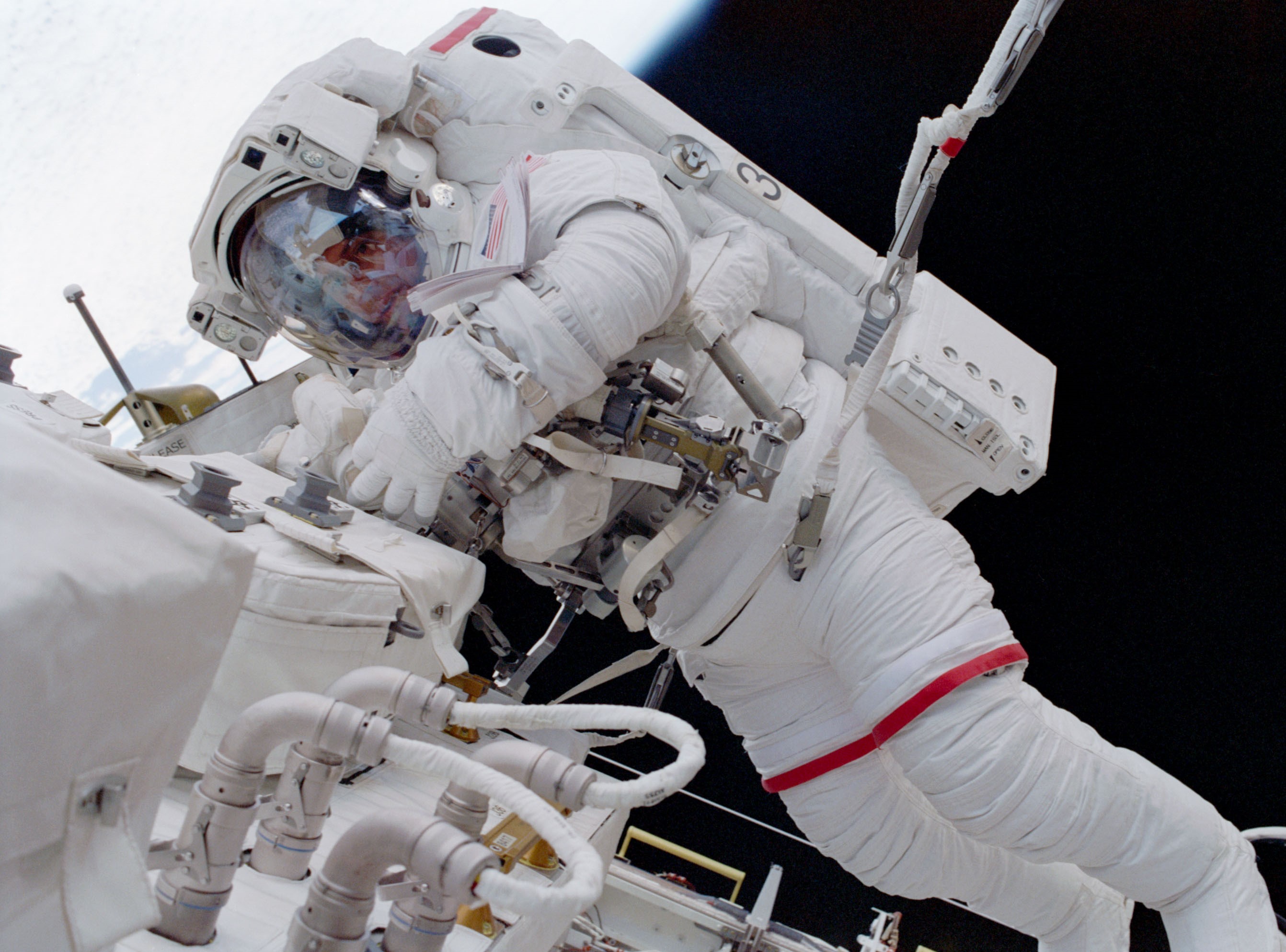 Chang-Díaz during the first STS-111 spacewalk