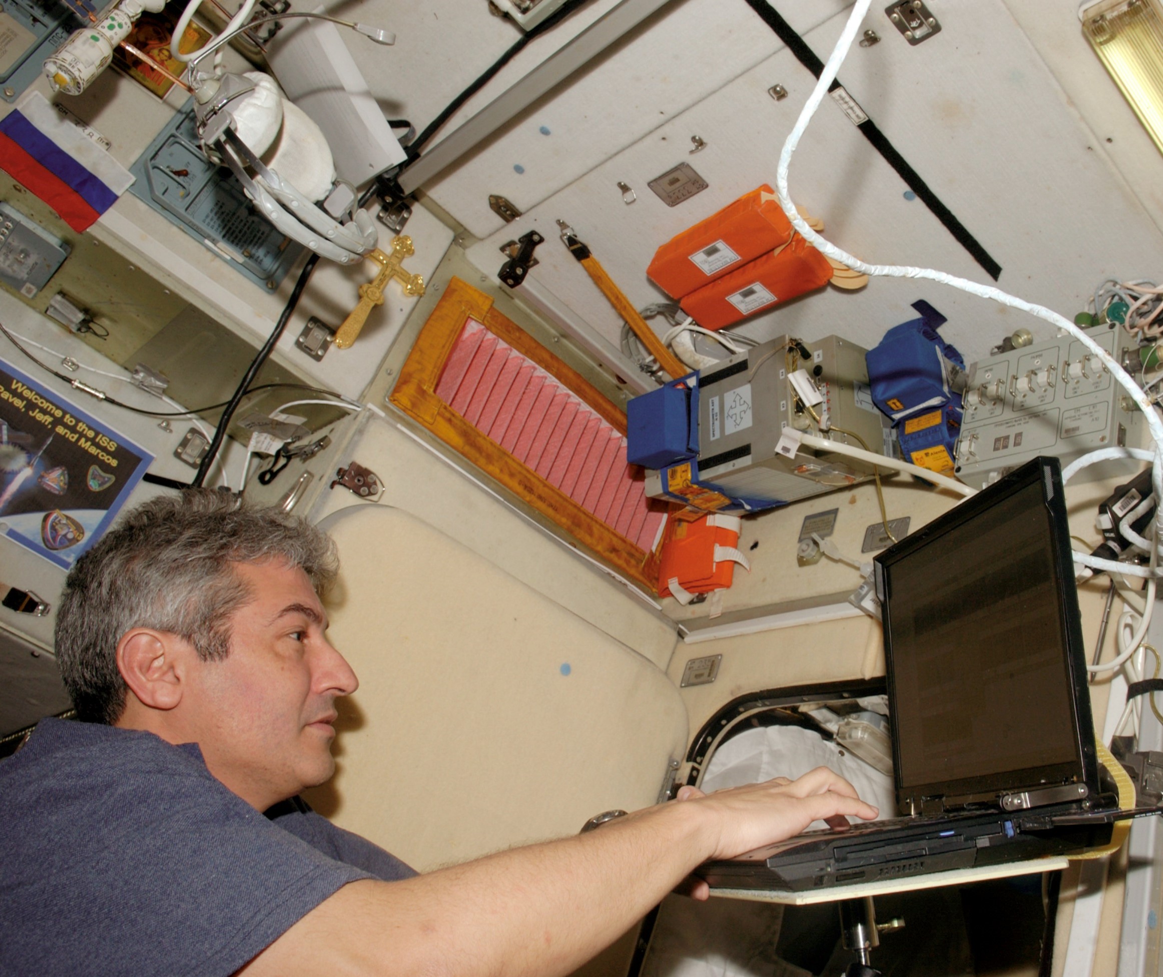 Pontes at work on an experiment in the Russian Zvezda module.