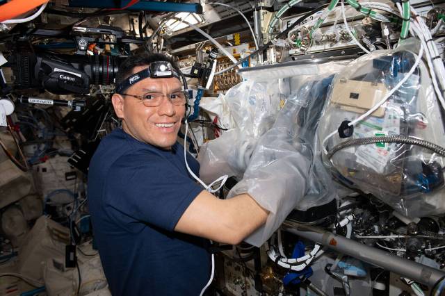 Astronaut Frank Rubio services the BioFabrication Facility