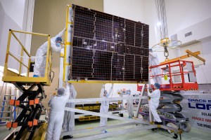 A NASA team helps attach solar arrays for the agency’s Psyche spacecraft onto a stand inside the Astrotech Space Operations Facility near the agency’s Kennedy Space Center in Florida on July 18, 2023. The solar arrays were shipped from Maxar Technologies, in San, Jose, California. They are part of the solar electric propulsion system, provided by Maxar, that will power the spacecraft on its journey to explore a metal-rich asteroid. Psyche will launch atop a SpaceX Falcon Heavy rocket from Launch Complex 39A at Kennedy. Launch is targeted for Oct. 5, 2023. Riding with Psyche is a pioneering technology demonstration, NASA’s Deep Space Optical Communications (DSOC) experiment.